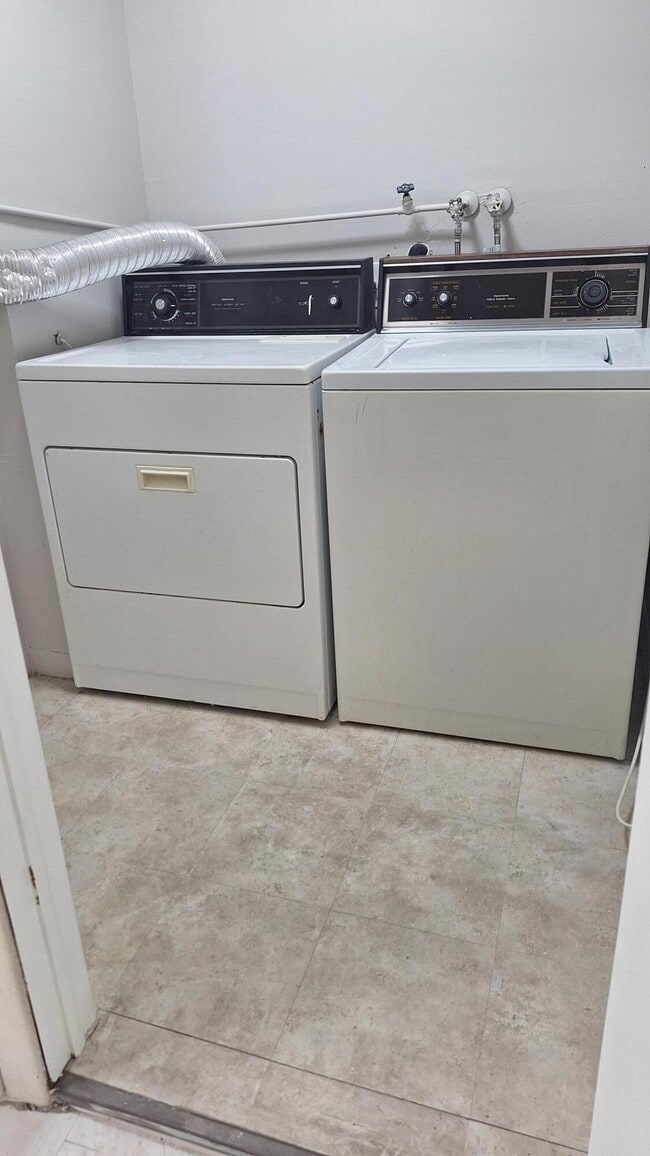 Building Photo - 120 Normandy Ln