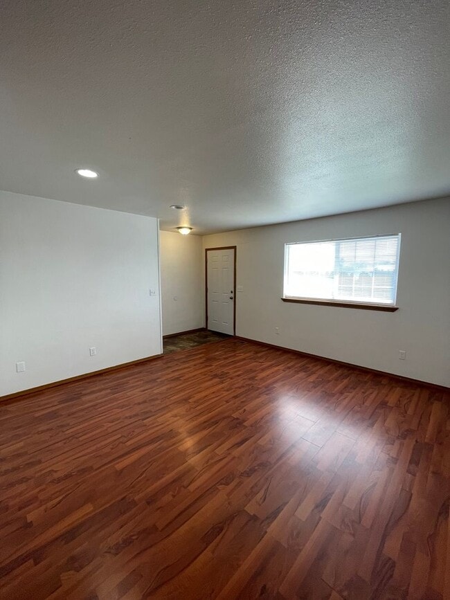 Building Photo - 1308/1310 W Lakeside Dr