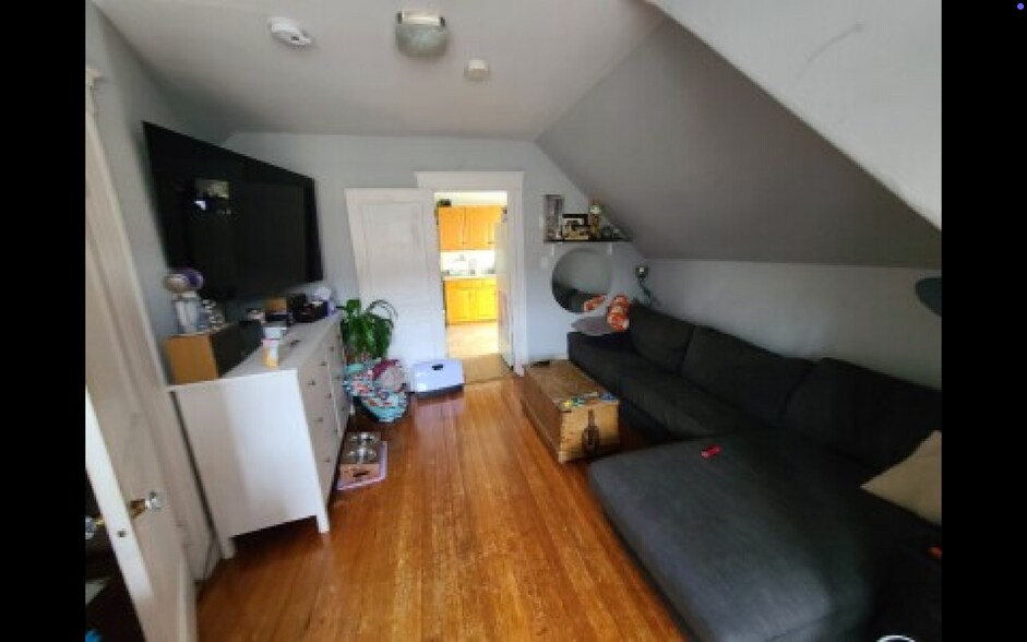 Building Photo - 201 Kelton St