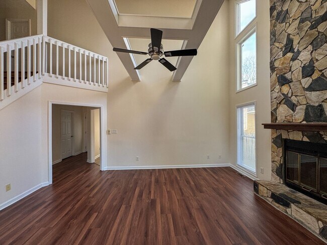 Building Photo - 3 Bed 2 Bath Home with Fenced Backyard