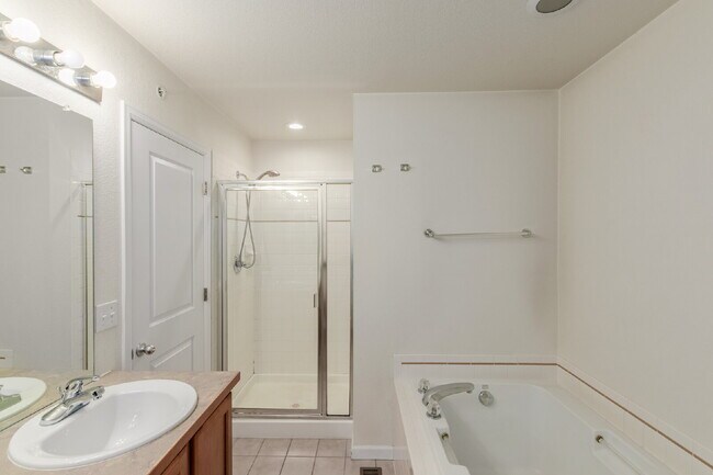 Building Photo - 418 S Reed Ct