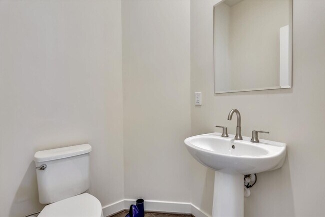 Building Photo - Luxury END-UNIT garage townhouse - 4BD/4.5BA!