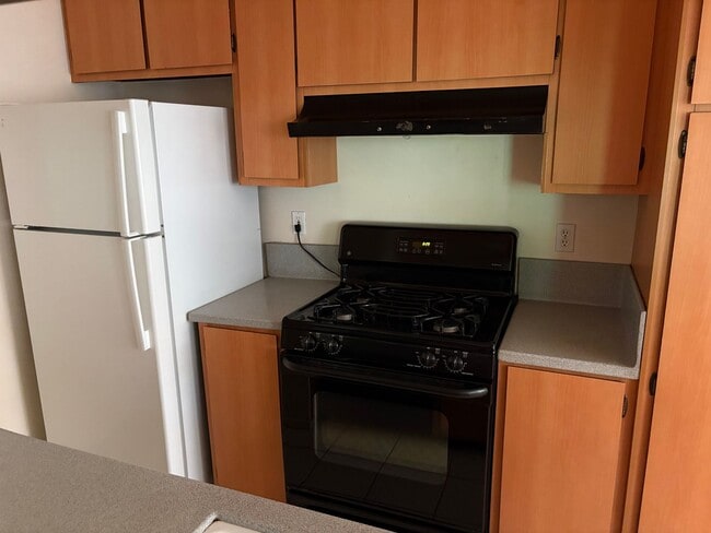 Building Photo - Beautifully maintained 2 bedroom condo