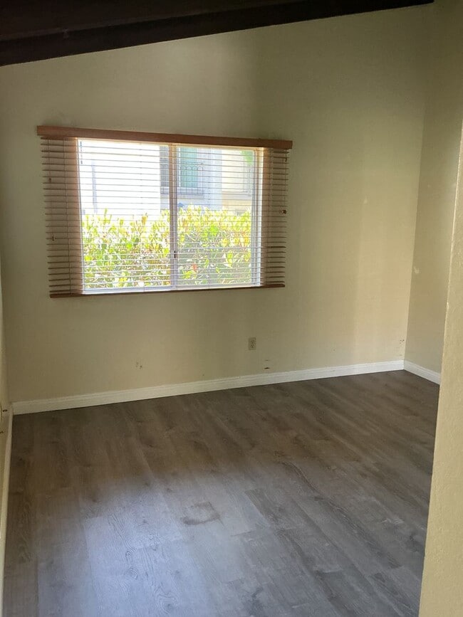 Building Photo - Townhome 3 bedroom 2 bath