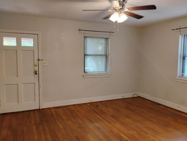 Building Photo - 1007 Rosehill Ave
