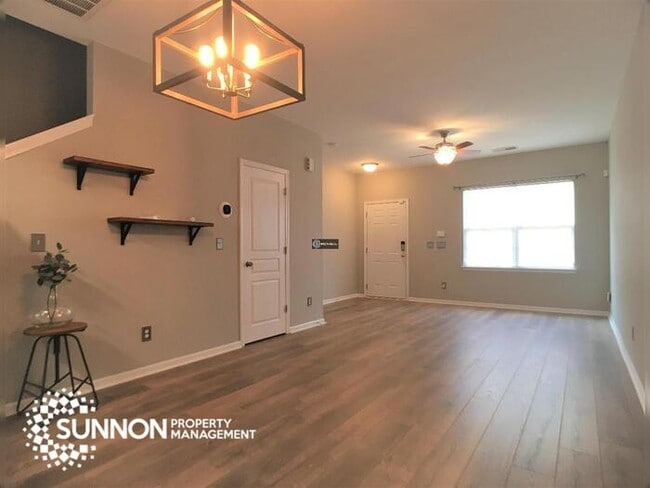 Building Photo - Updated 2 Bed, 2.5 Bath Townhome!