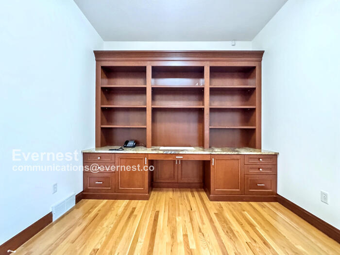 Building Photo - 990 Utica Cir