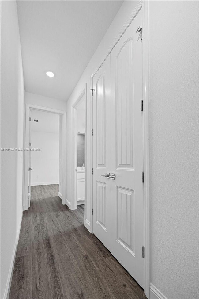 Building Photo - 11 Burgundy Pl
