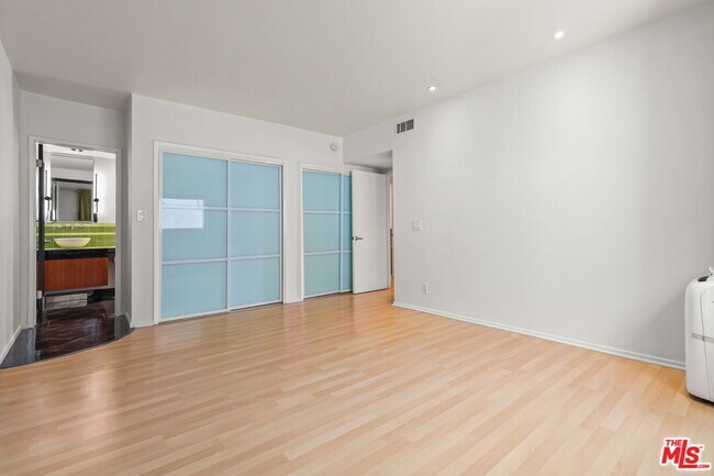 Building Photo - 8550 Holloway Dr