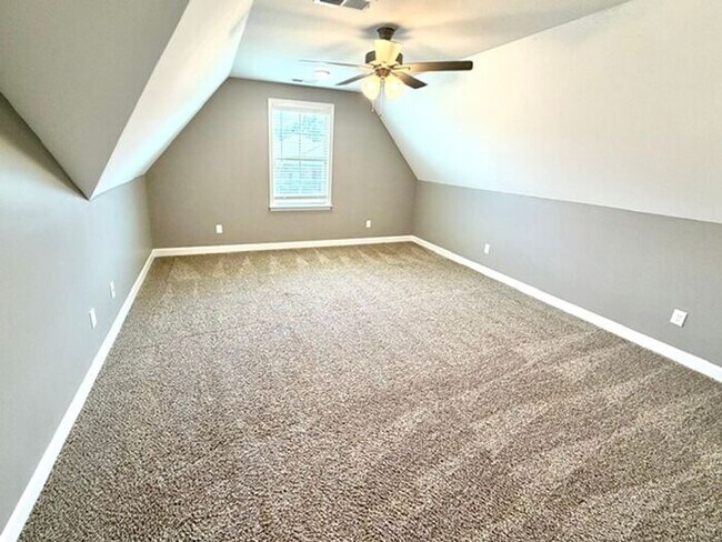 Building Photo - Now Leasing a 4-bedroom 3 bath home on Oakland