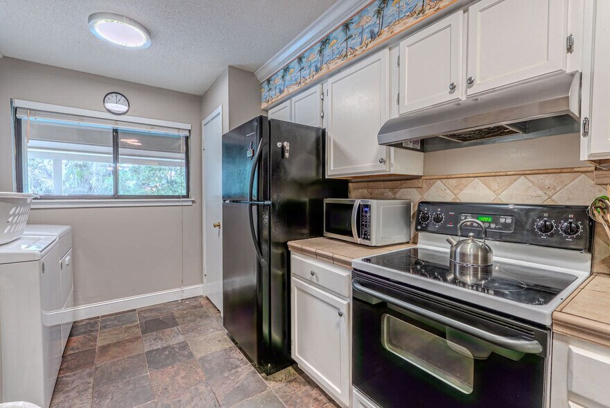 Building Photo - 36 Deallyon Ave