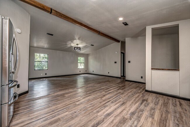 Building Photo - 4 Bedroom 2 Bath