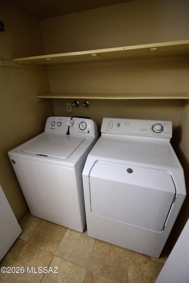 Building Photo - 814 N Crescent Ln