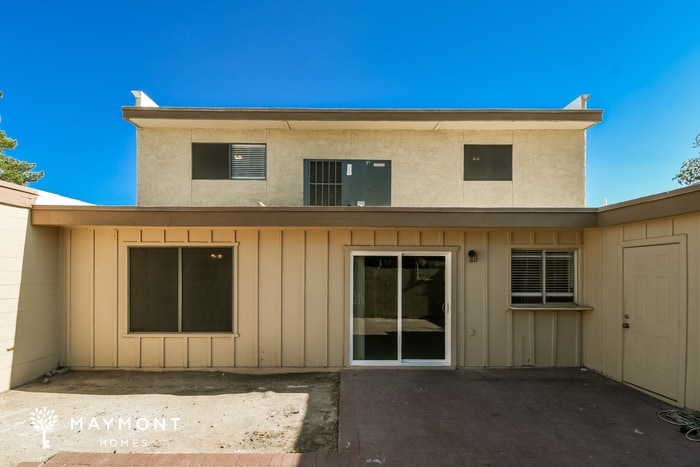 Building Photo - 2108 E Villa Ct