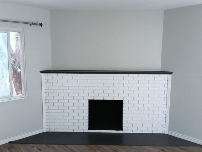 Building Photo - 3 Bedroom, 2-Bathroom in the NE Heights, C...