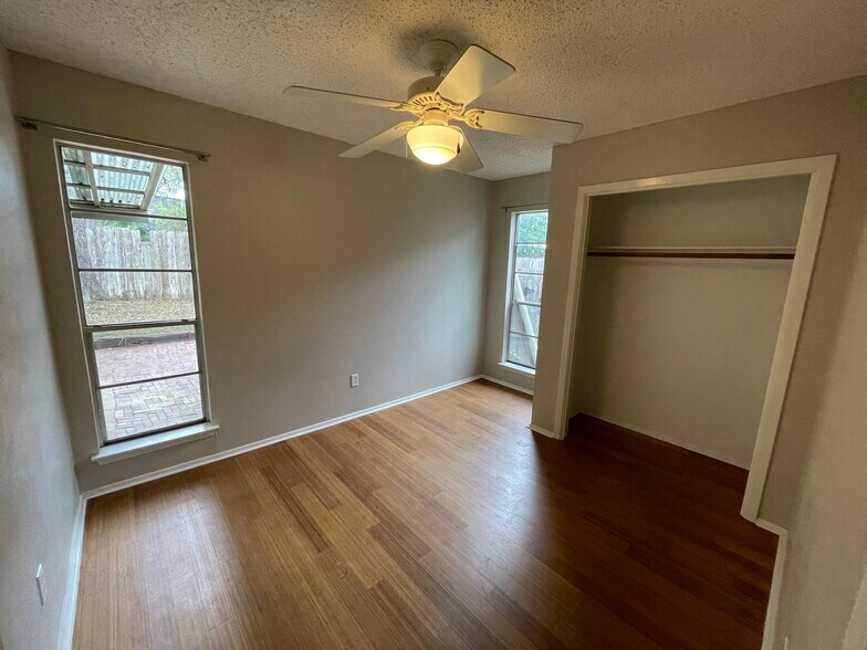 Building Photo - 2608 Carnarvon Ln