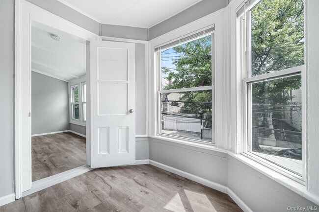 Building Photo - 17 Lawrence Ave