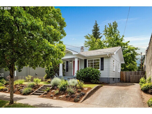 Building Photo - Charming 2-Bedroom Gem with Spacious Livin...