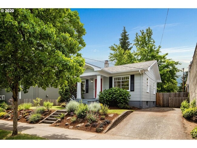 Building Photo - Charming 2-Bedroom Gem with Spacious Living Room and Bright Open Kitchen!