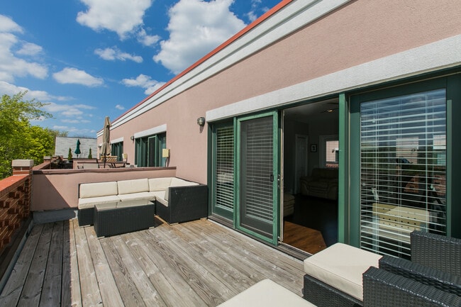 Building Photo - 2005 N Hoyne Ave