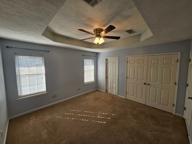 Building Photo - 2018 Hickory Dr