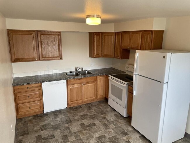 Building Photo - 2230 Oak St SE