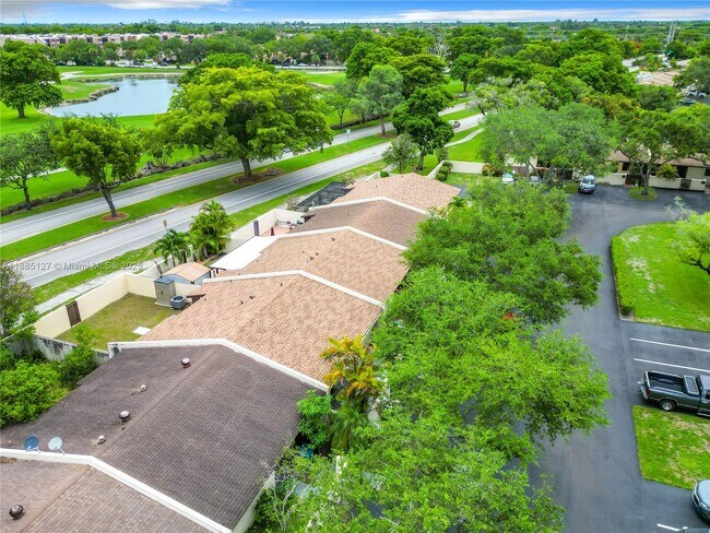 Building Photo - 13804 Kendale Lakes Dr