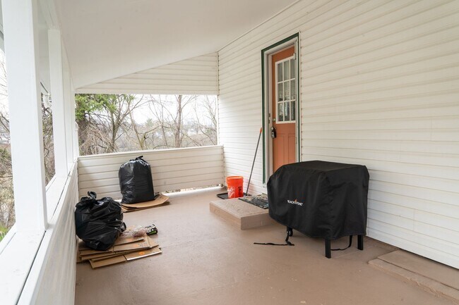 Building Photo - AVAILABLE JULY 1ST!! DON'T MISS this FANTASTIC home in a PRIME LOCATION!