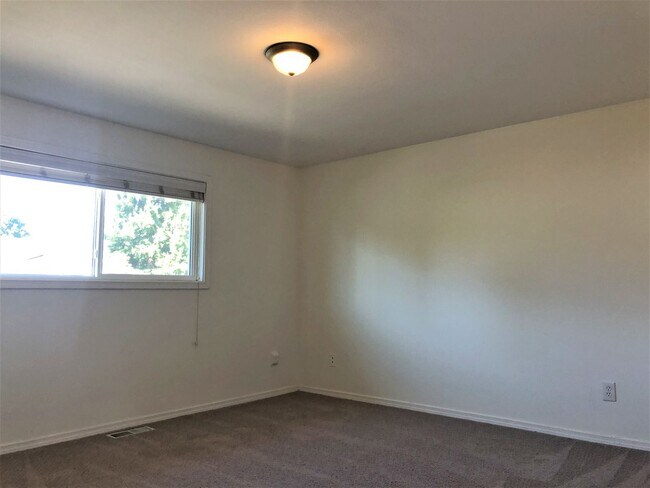 Building Photo - Fantastic Kirkland Home Available with Lar...