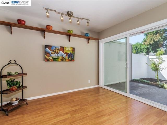 Building Photo - Park like end unit, move in condition with...