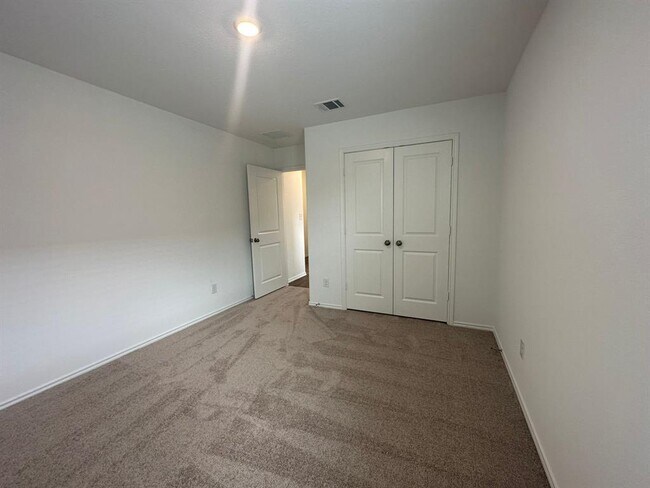 Building Photo - 121 Seminole Dr