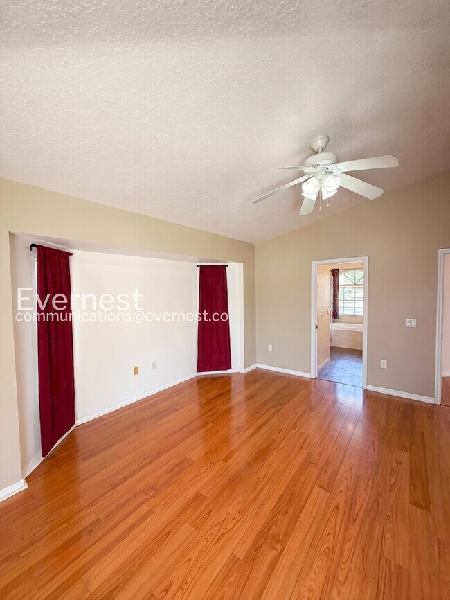 Building Photo - 3 Bed/2 Bath Home with Fenced Yard & Garage / Pet-Friendly / Available Soon!
