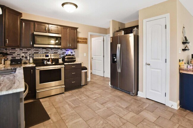 Building Photo - Pet Friendly Three Bedroom!