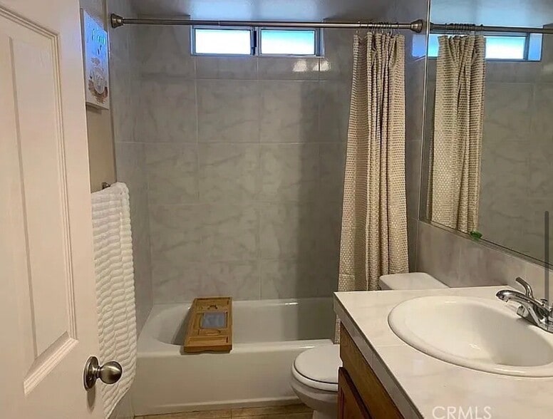 Building Photo - 633 W 5th St