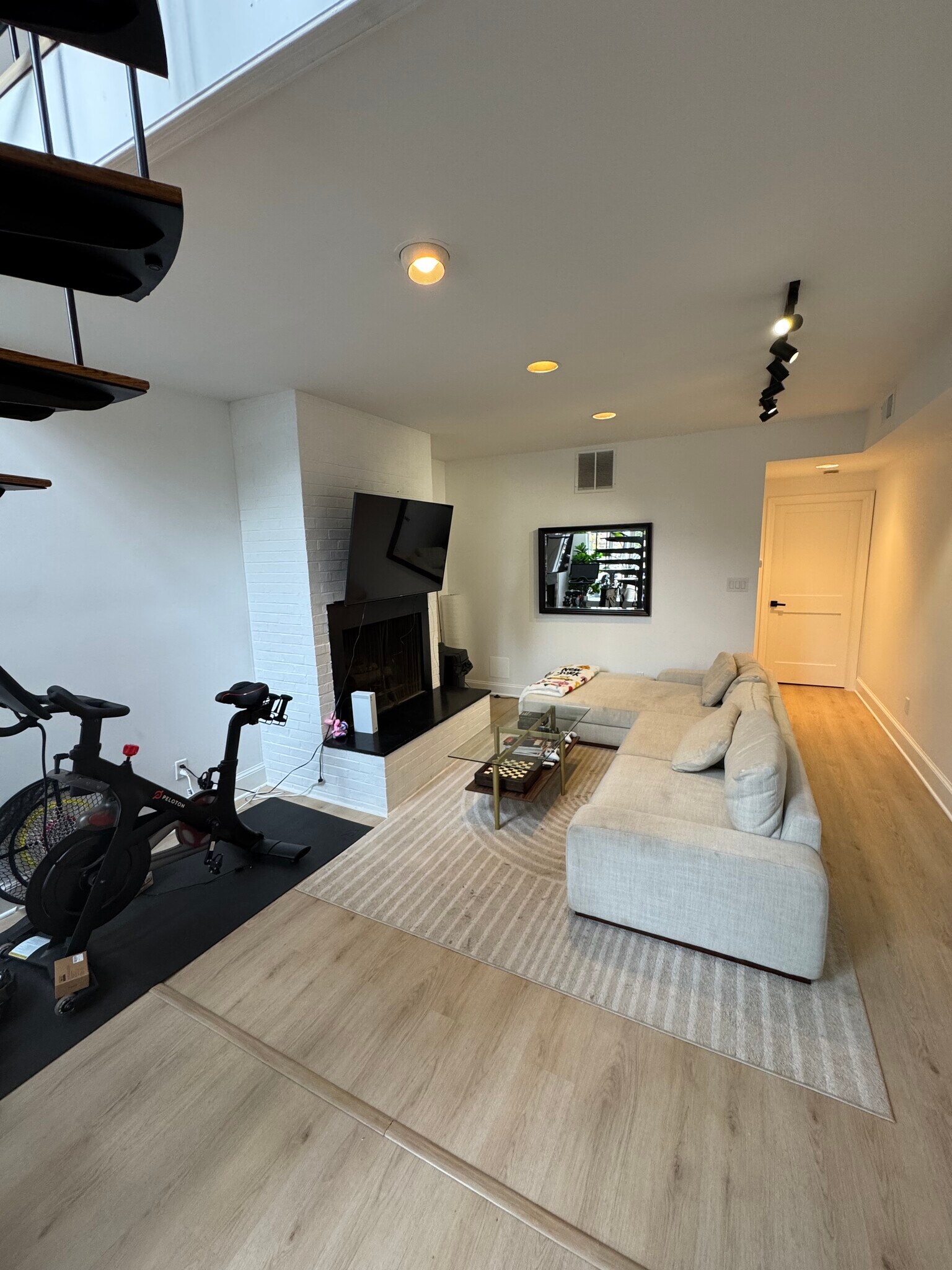 Building Photo - 208 9th St NE