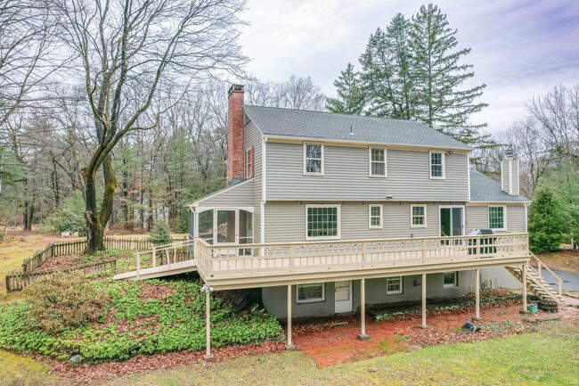 Building Photo - Bright and Beautiful 4 Bedroom Colonial