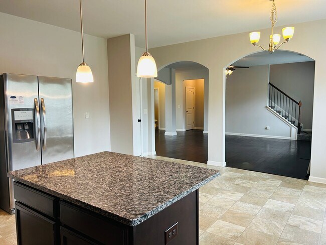Building Photo - Beautiful 4 bedroom, 2.5 bathroom home In ...