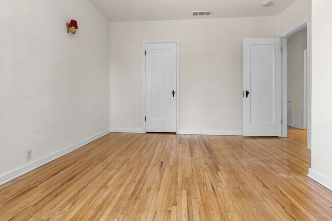 Building Photo - Wood Street Charmer - 3 Bed / 2 bath (Front House)