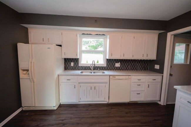 Building Photo - Ranch style home with incredible updates throughout!