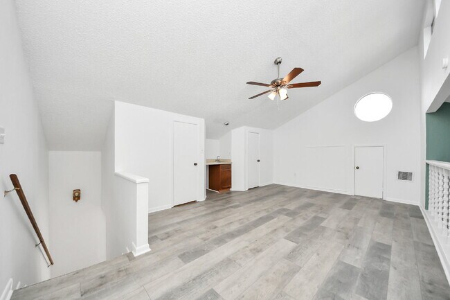 Building Photo - Waterfront Rental