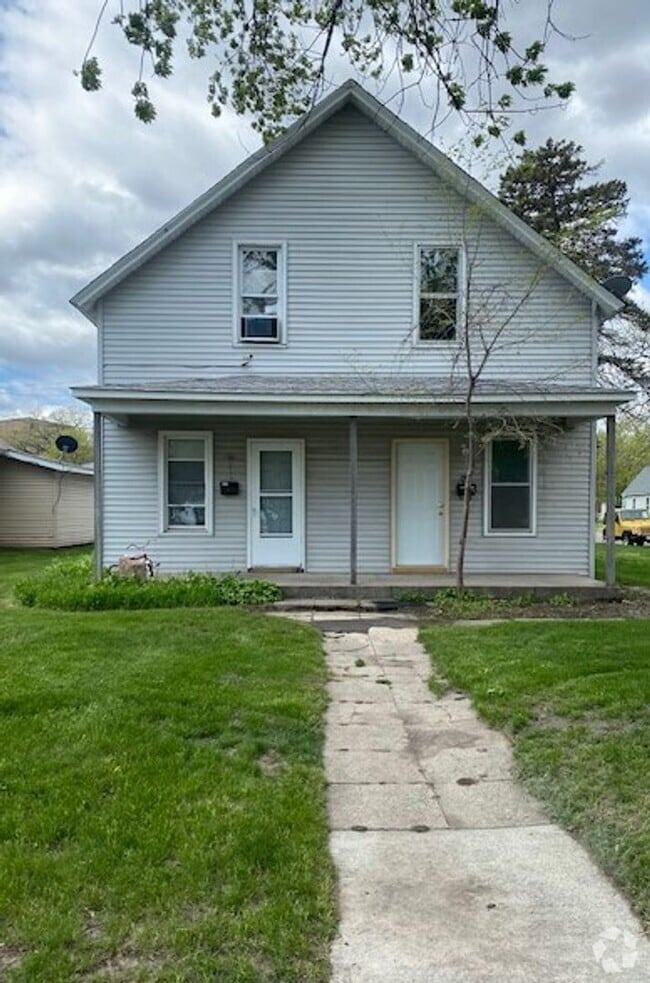 Building Photo - 2 bedroom 1 bath duplex