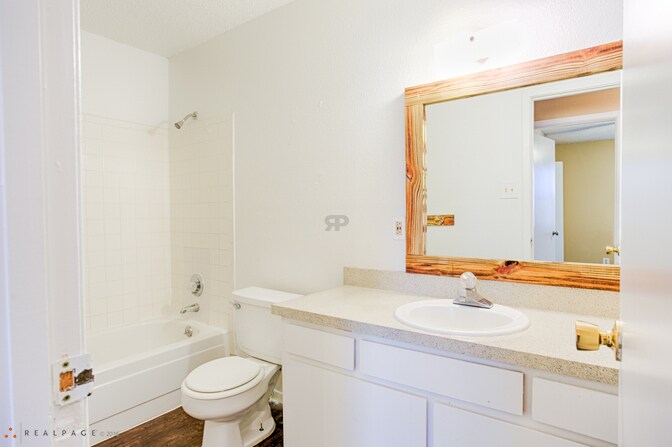 Building Photo - 711 Santa Fe Dr