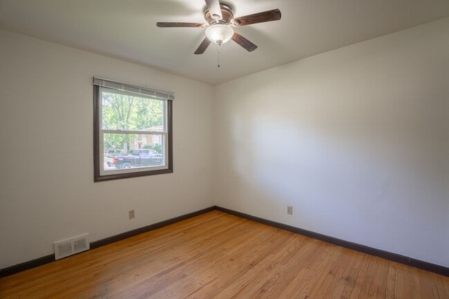 Building Photo - 2113 Lake Point Dr