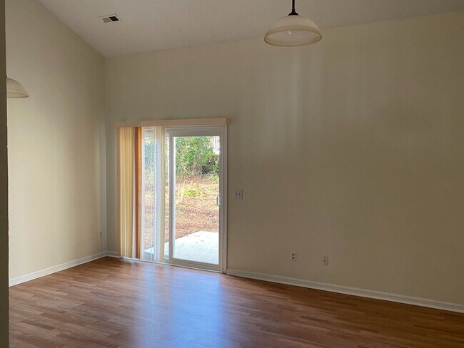 Building Photo - Student Friendly Home 208 Hillsdale Drive