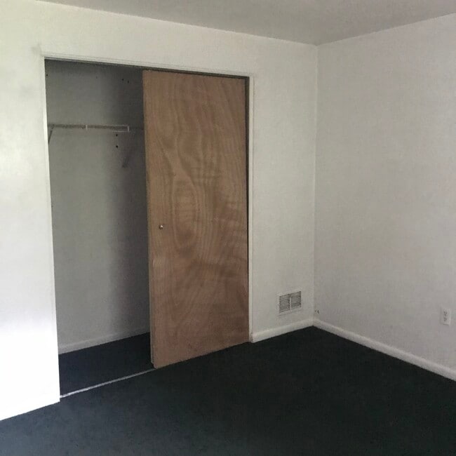 Small bedroom with closet - 1443 Maple Dr