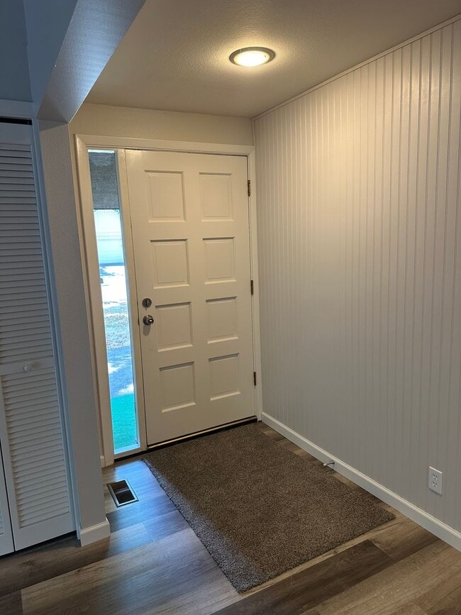 Building Photo - Updated 2 bedroom 2 bath duplex with garage!