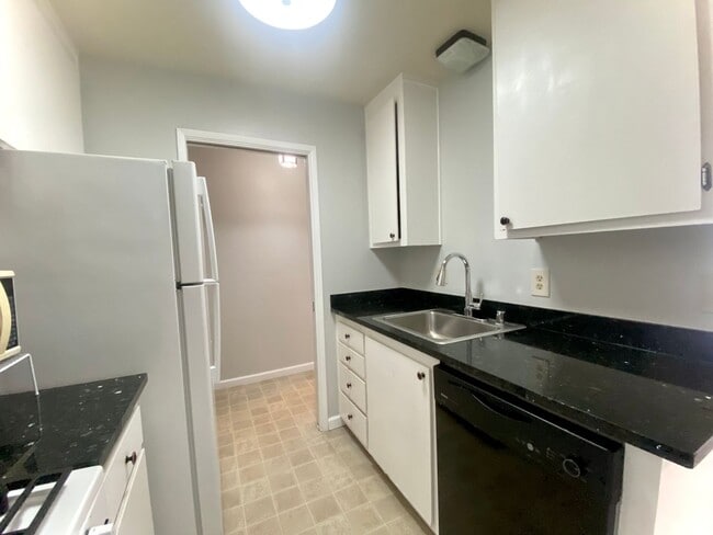 Building Photo - Cozy 1-bedroom Condo for Rent- Parkmont!