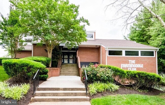Building Photo - 18001 Chalet Dr