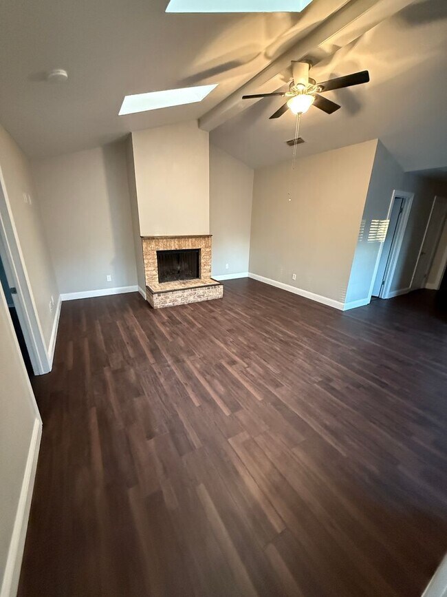 Building Photo - 3/2 Town House/ Quaker & 18th street!!