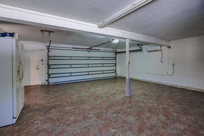 Building Photo - 527 W Jasmine Dr